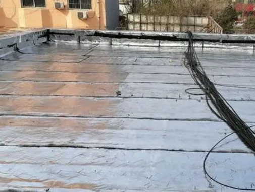 资兴卫生间漏水维修公司分享下资兴屋面楼顶防水刚性防水层施工要点。